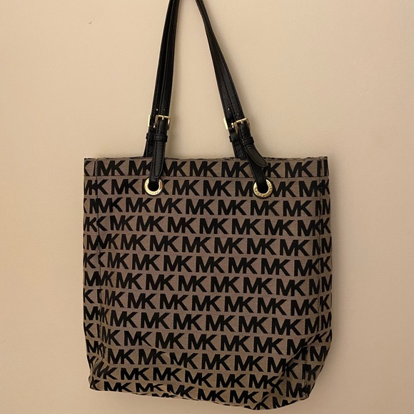 Michael Kors monogram tote - Picture 3 of 8